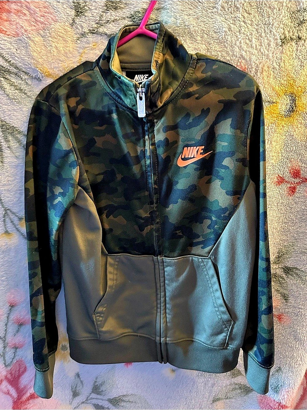 Kids Nike Camo Bomber Jacket in Green & Black Size Medium